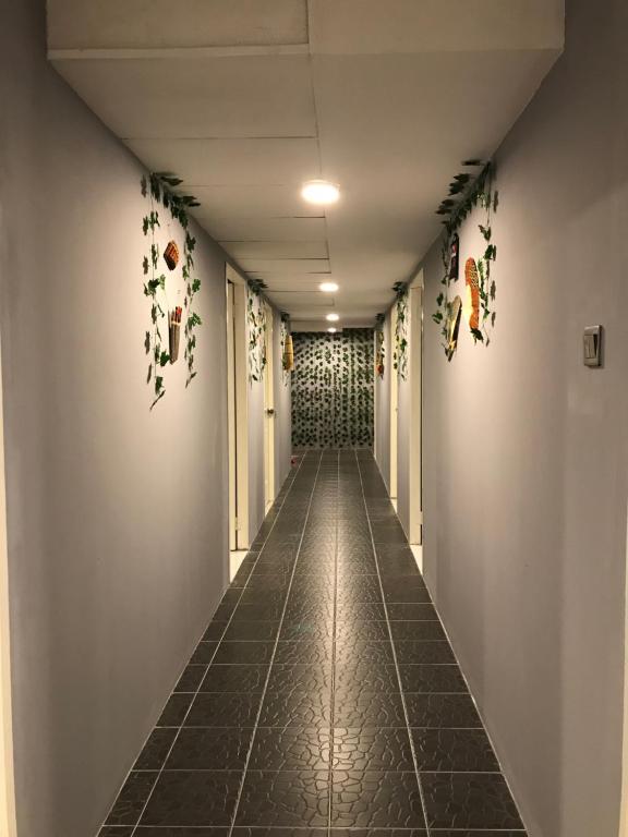 a hallway with a long corridor at Nusantara Mattwaddien Hostel in Kota Kinabalu