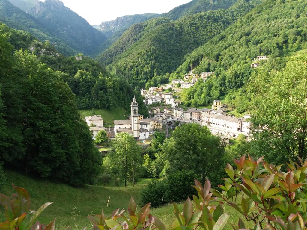 uma aldeia num vale nas montanhas em La Casetta dei Cuori em Averara