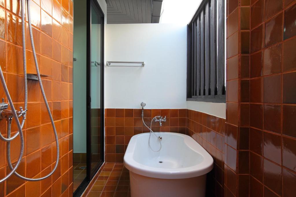 99 The Gallery Hotel