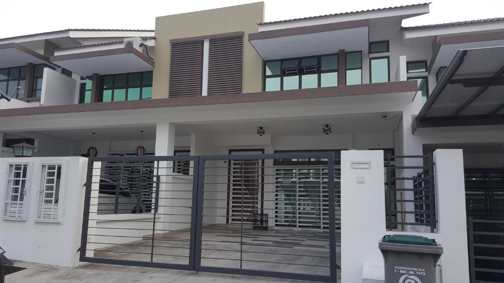 uma casa com um portão em frente em F.A Guesthouse Pasir Gudang em Pasir Gudang