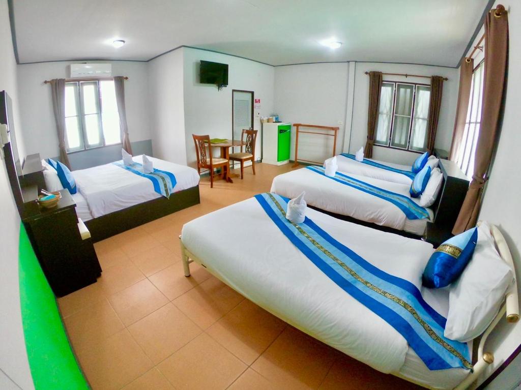 Postel nebo postele na pokoji v ubytování Revolution Hostel Pai