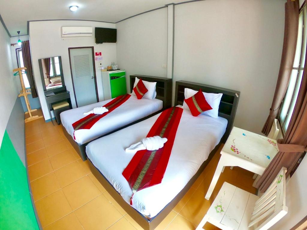 Postel nebo postele na pokoji v ubytování Revolution Hostel Pai