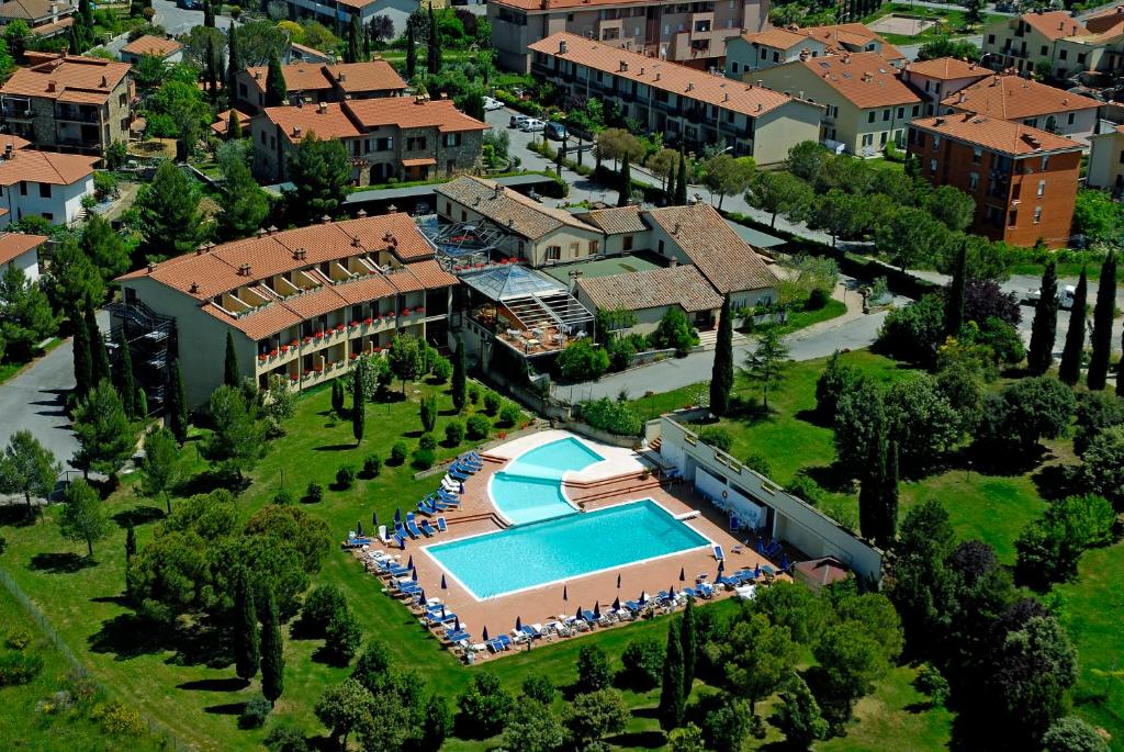 vista aerea di un resort con piscina di Hotel Palazzuolo a San Quirico dʼOrcia