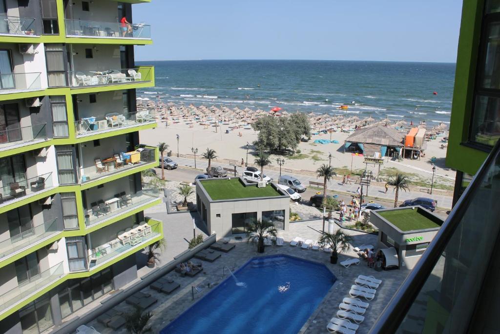 uma vista para a praia a partir da varanda de um resort em On Beach-Mamaia Residence em Mamaia Nord – Năvodari