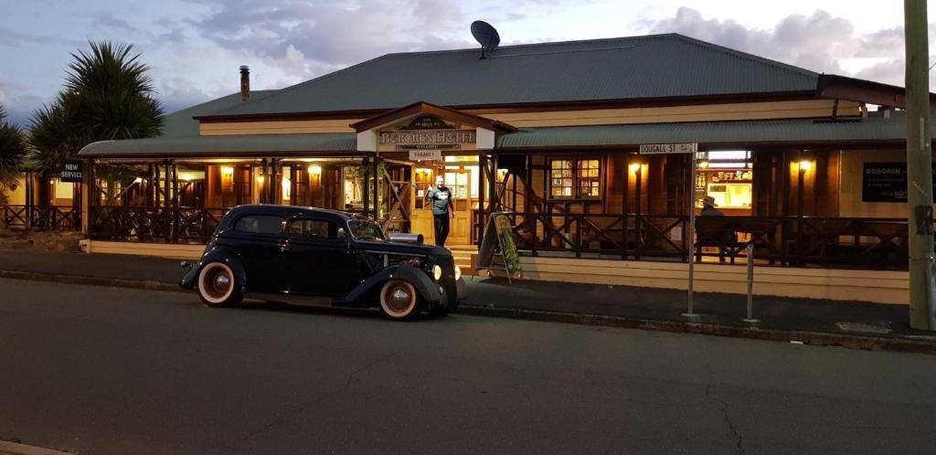 an old car parked in front of a restaurant at Bororen Hotel Motel in Bororen