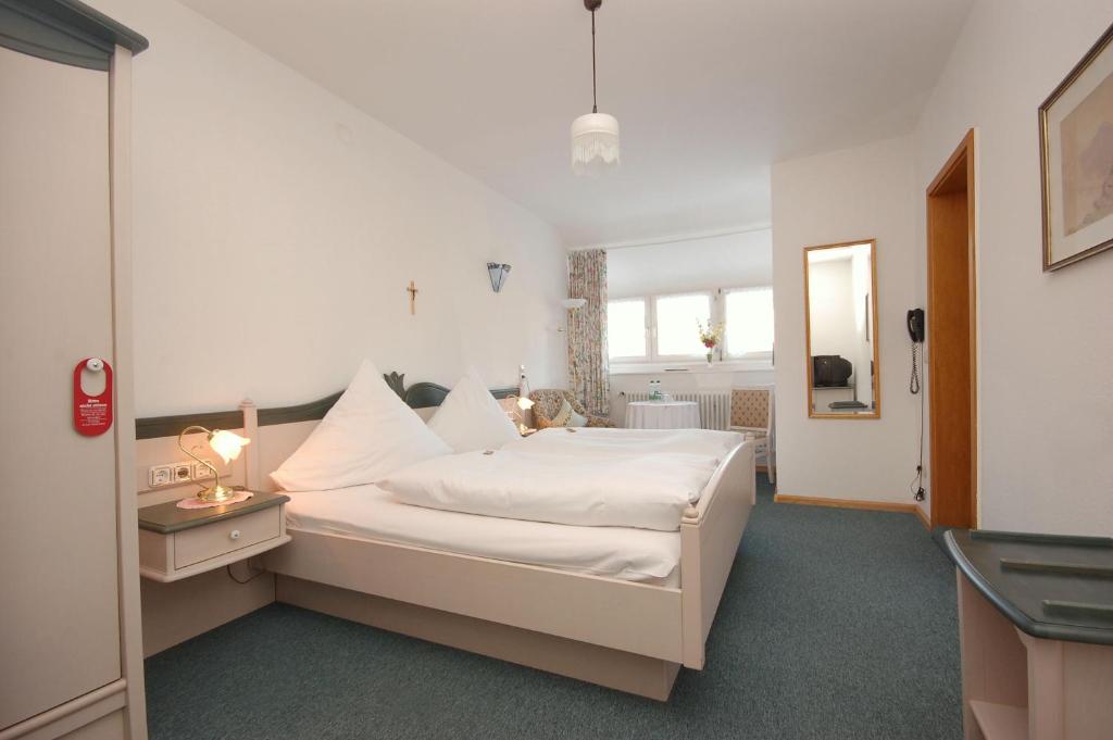 Postel nebo postele na pokoji v ubytování Hotel Hirschen