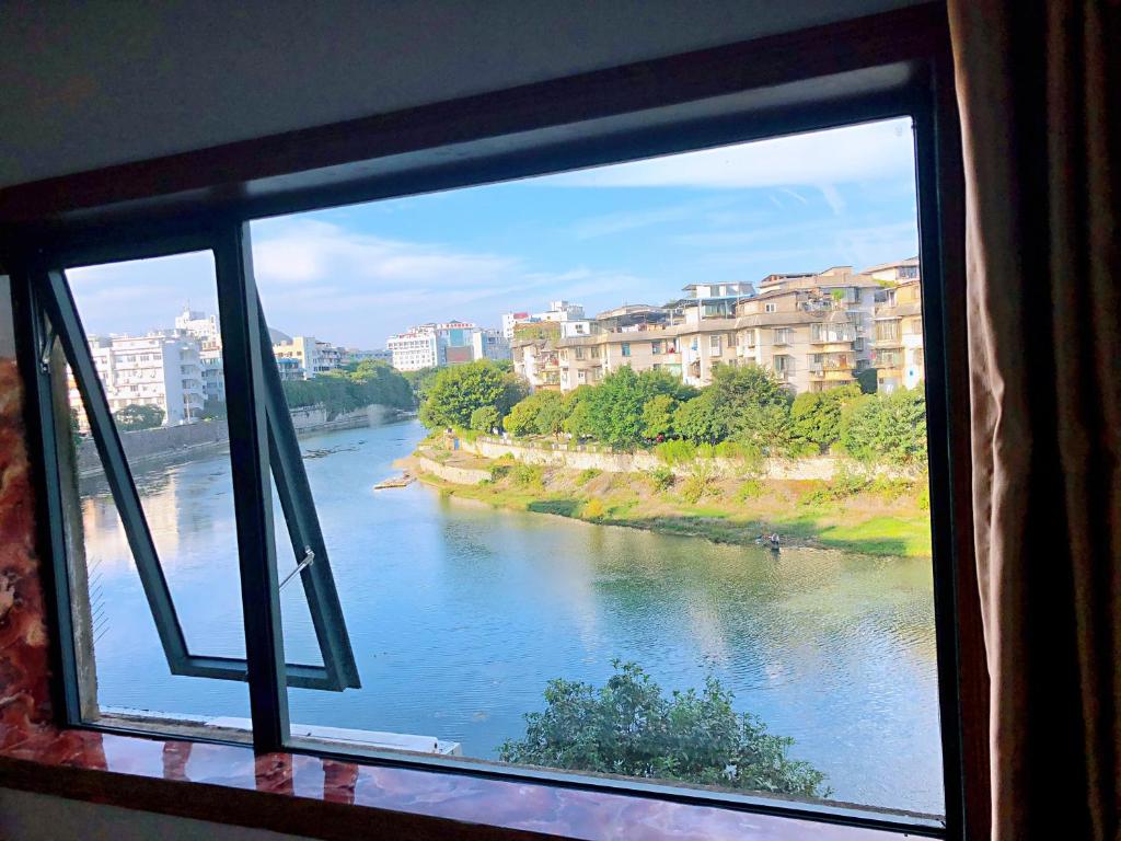 旅舍附近的河景