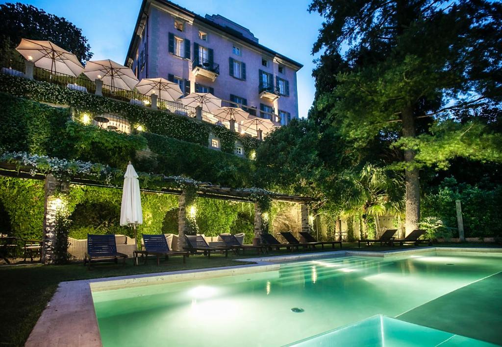 une piscine en face d'un bâtiment dans l'établissement Relais Villa Vittoria, à Laglio