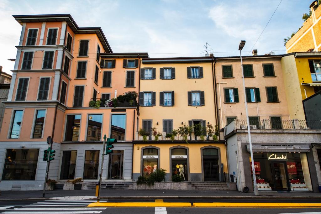 a building on the corner of a street at Vip Bergamo Rooms in Bergamo