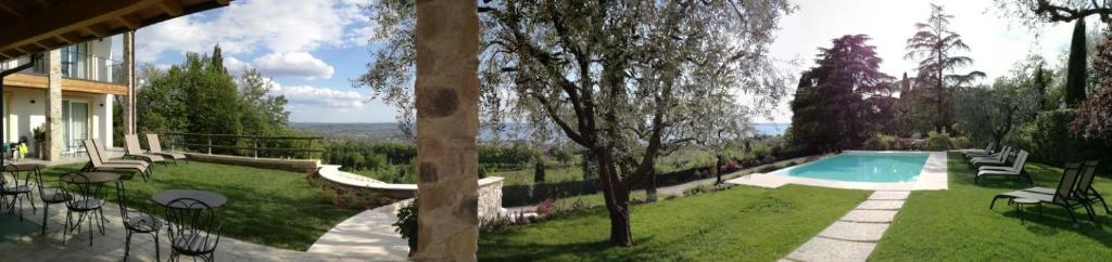 Bazén v ubytování Relais Colle San Giorgio nebo v jeho okolí