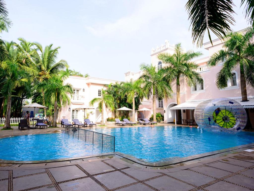 Bazén v ubytování Club Mahindra Emerald Palms, Goa nebo v jeho okolí