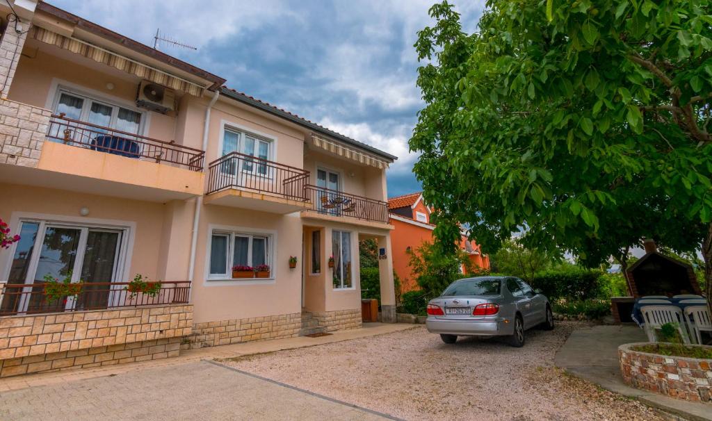 ein vor einem Haus geparktes Auto in der Unterkunft 689 Banjol in Rab