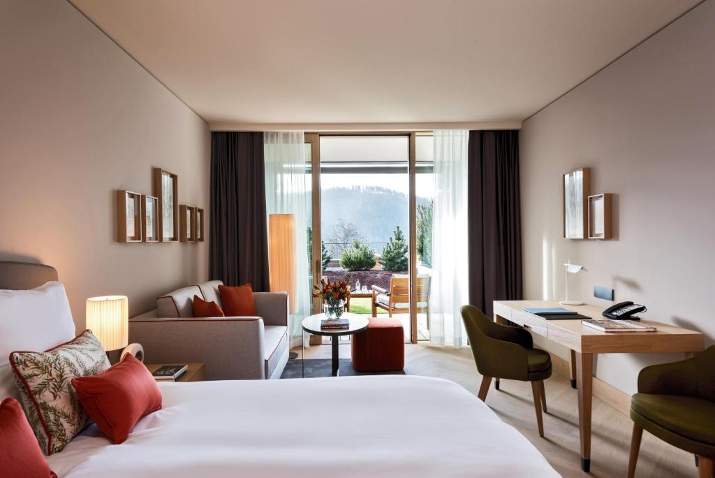 Voodi või voodid majutusasutuse Waldhotel by Bürgenstock toas