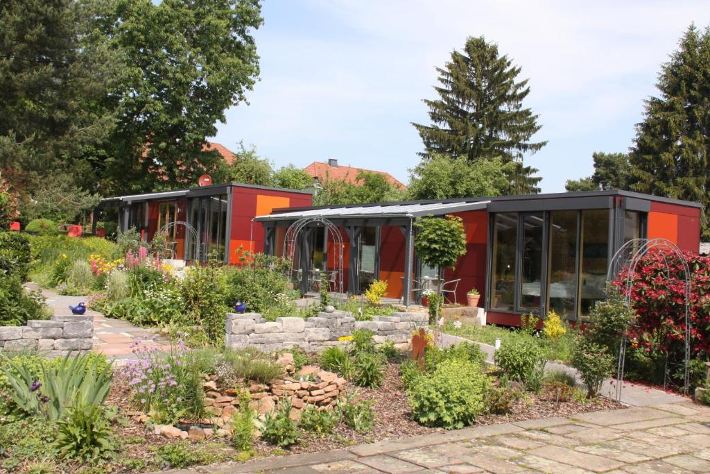 uma estufa num jardim com plantas em mein kleinHOTEL em Herbstein