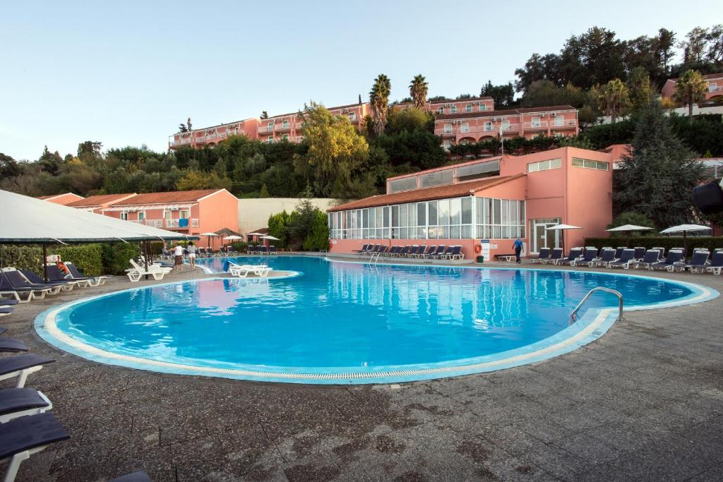 una gran piscina frente a un edificio en Panorama Sidari, en Sidari