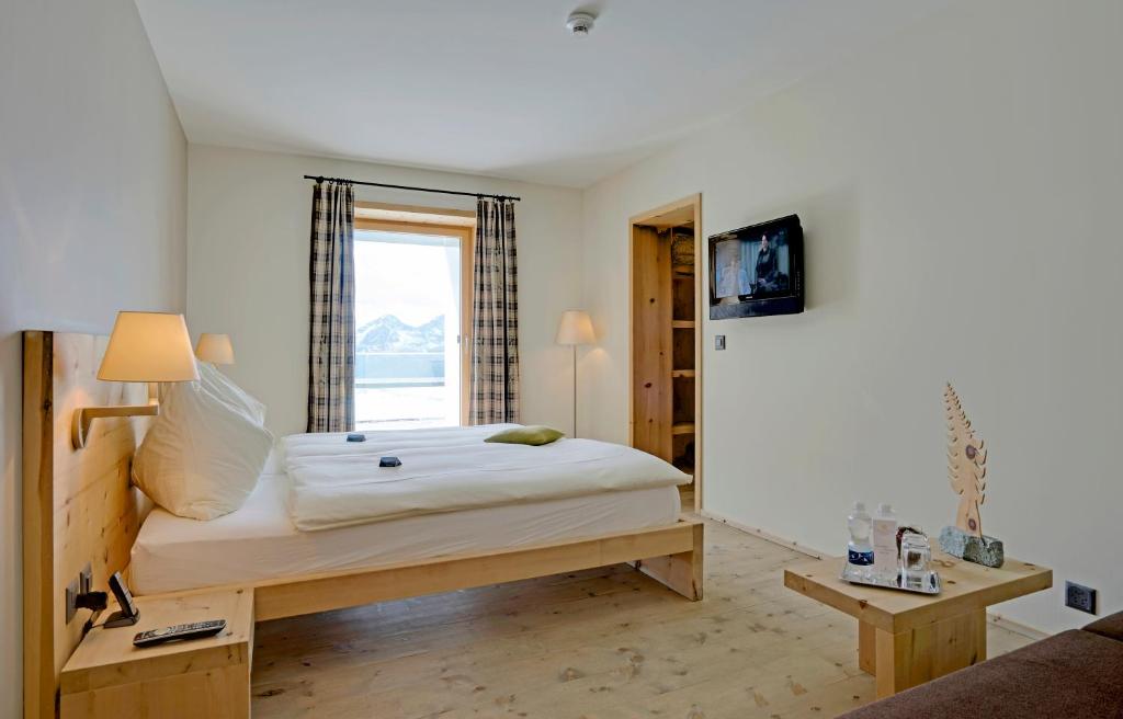 Postel nebo postele na pokoji v ubytování Romantik Hotel Muottas Muragl