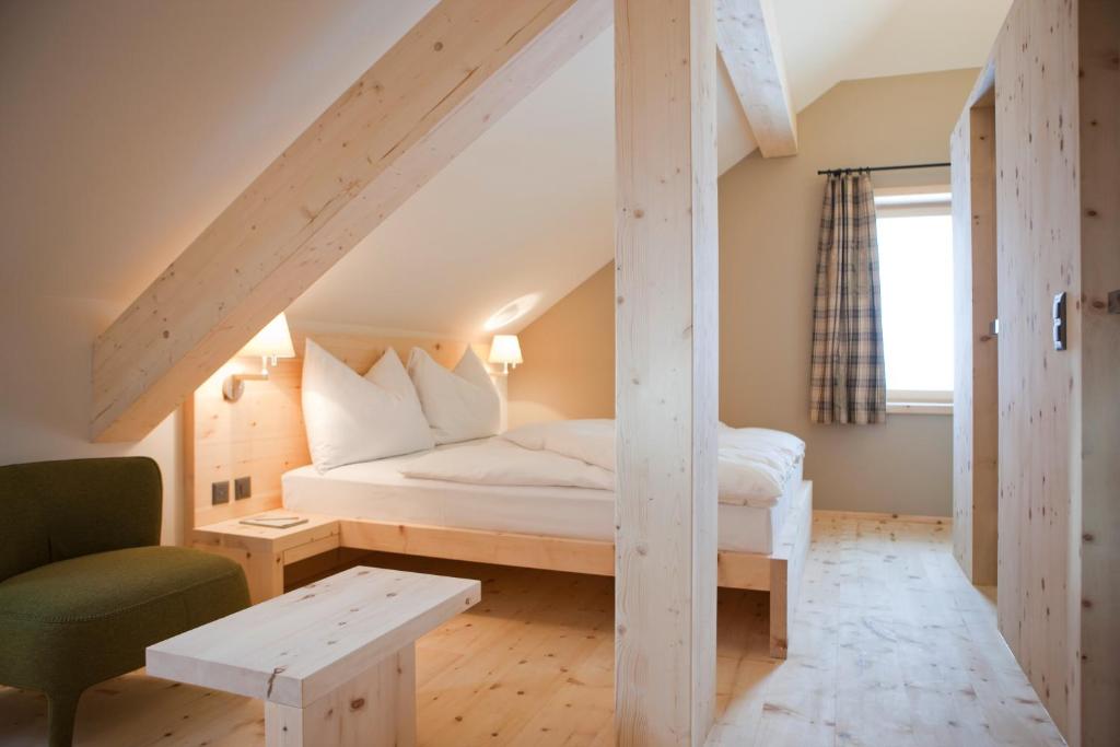 Postel nebo postele na pokoji v ubytování Romantik Hotel Muottas Muragl