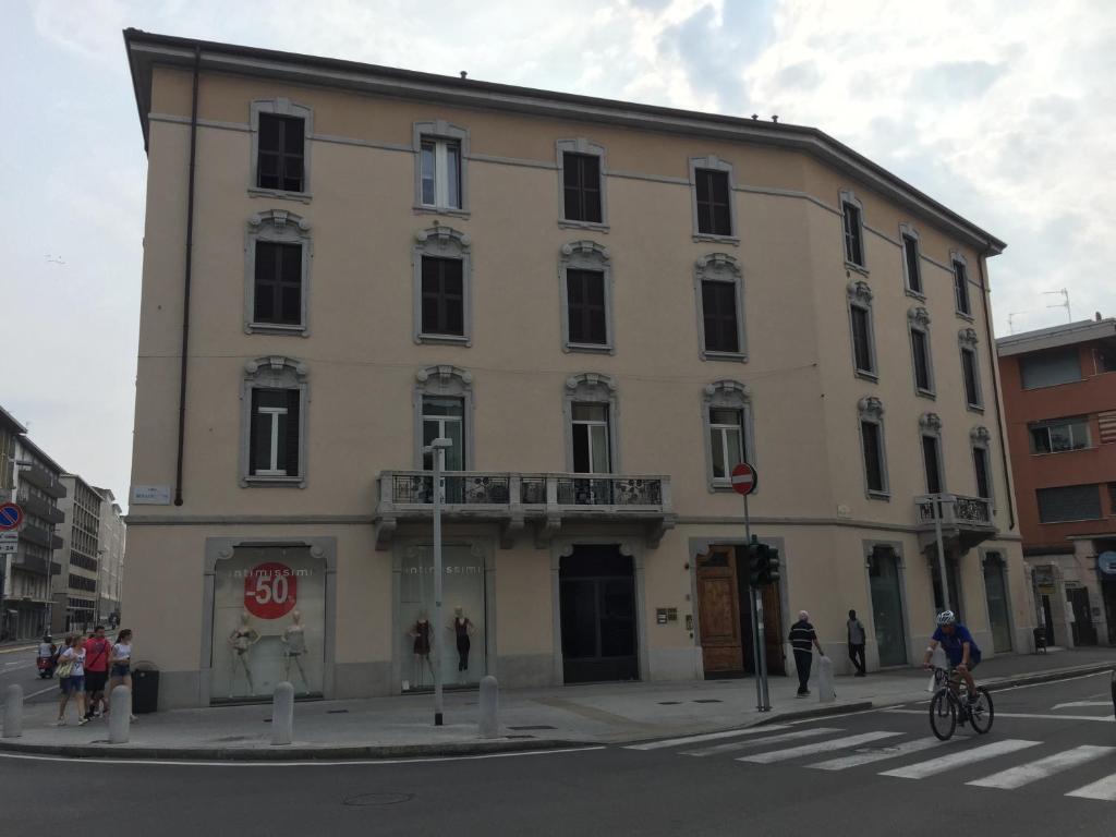 un gran edificio en la esquina de una calle en Bergamo Center Rooms, en Bérgamo