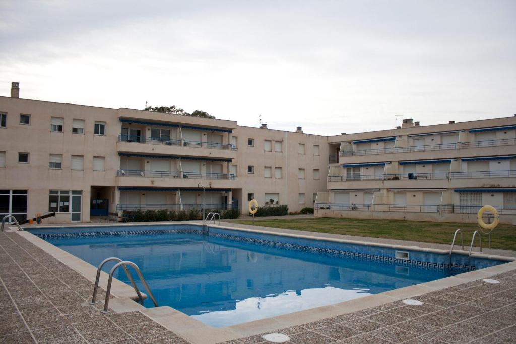 una gran piscina frente a un edificio en Apartamento Eucaliptus A - Delta del Ebro, en L'Eucaliptus