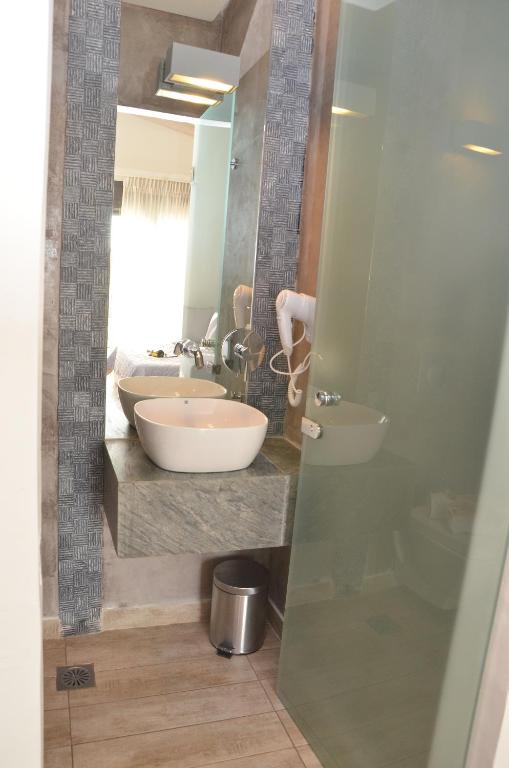 12 DOORS APARTMENTS - Quadruple Room With Terrace