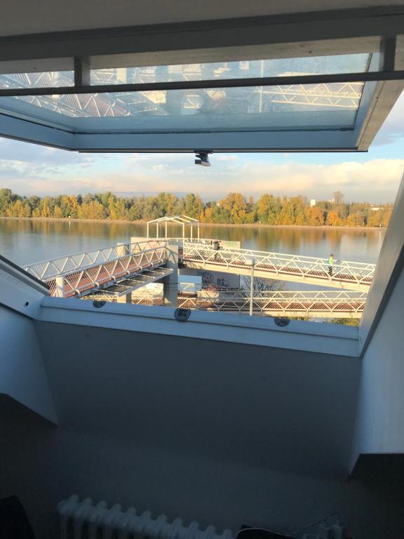uma vista para um rio a partir de uma janela de um barco em andSleep em Mainz