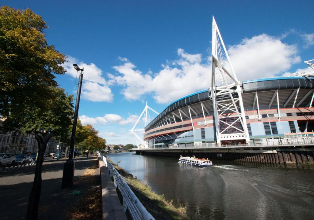 uma vista de um estádio com um rio em frente em Hafan y Ddinas Cardiff Apartment 1 em Cardiff