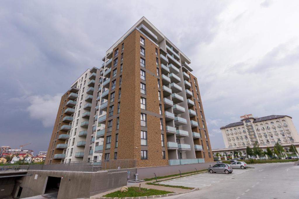 a tall red brick building on a city street at Apartment Verde Trifoiului in Cluj-Napoca