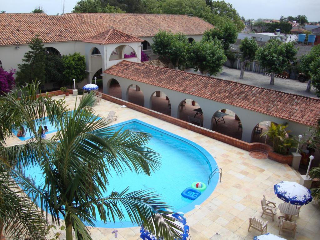 Hotel Atlântico Praia في كاسينو: اطلالة علوية على مسبح فوق مبنى