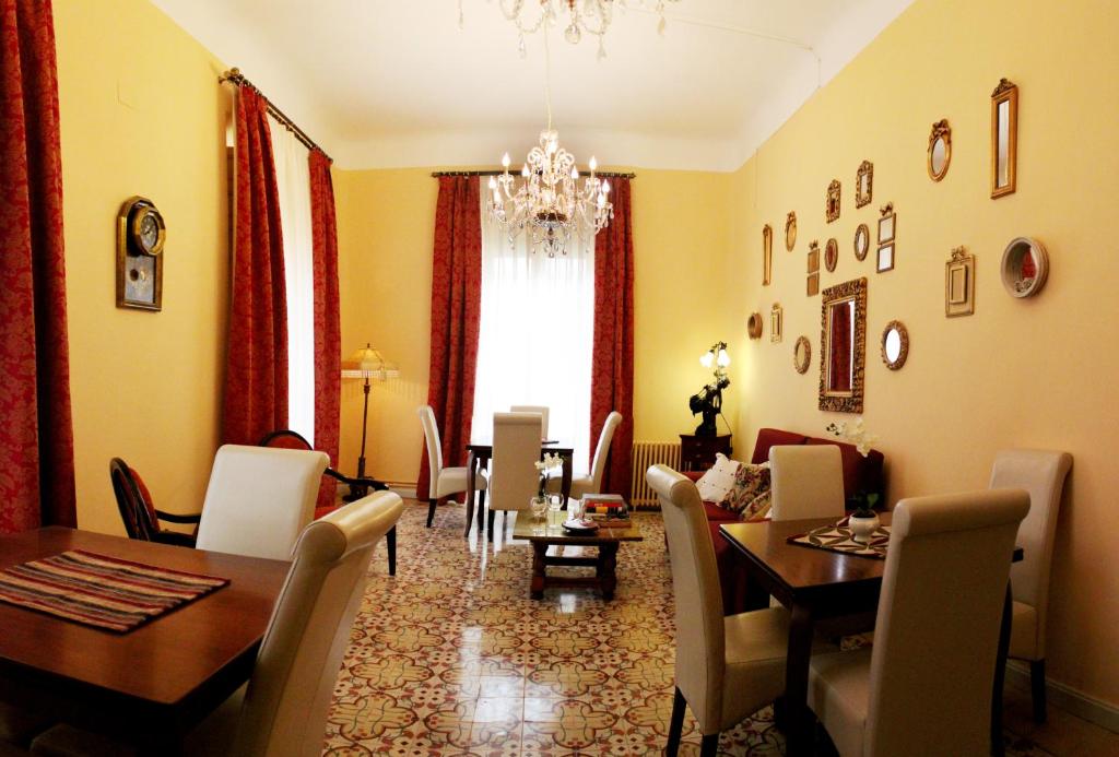 a dining room with a table and chairs and a dining room at Casa Rural Doña Elisa in Torrenueva