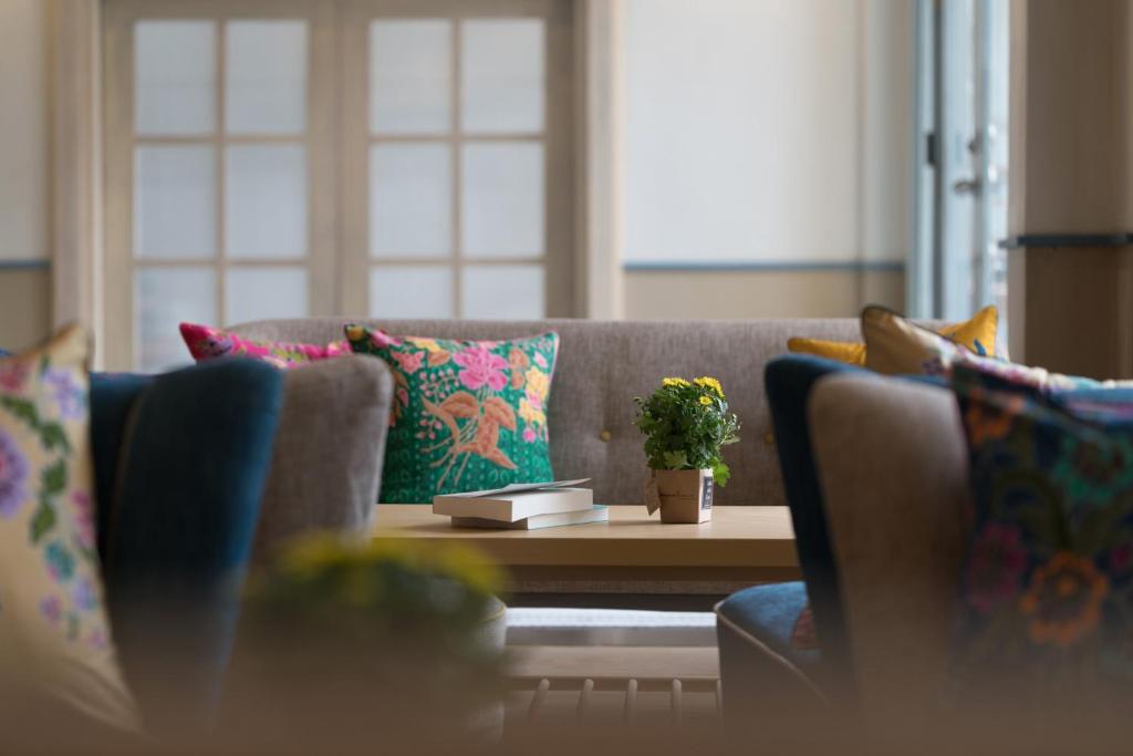 Uma área de estar em The Blanket Hotel Phuket Old Town