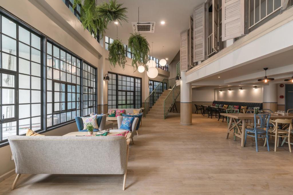 Uma área de estar em The Blanket Hotel Phuket Old Town