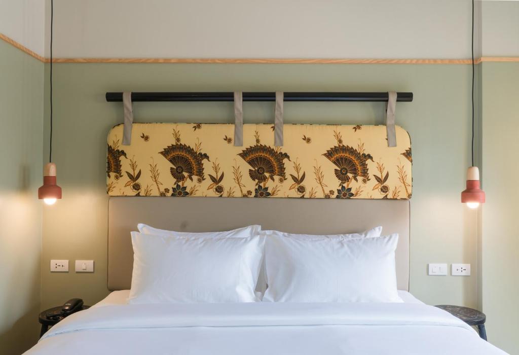 Cama ou camas em um quarto em The Blanket Hotel Phuket Old Town