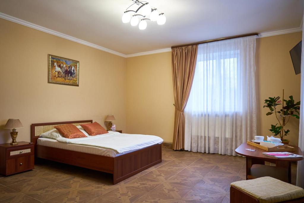 トムスクにあるHotel Extraのベッドルーム(ベッド1台、窓付)