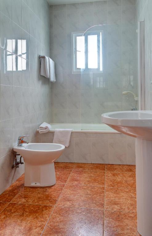 A bathroom at Duerming San Vicente Hotel