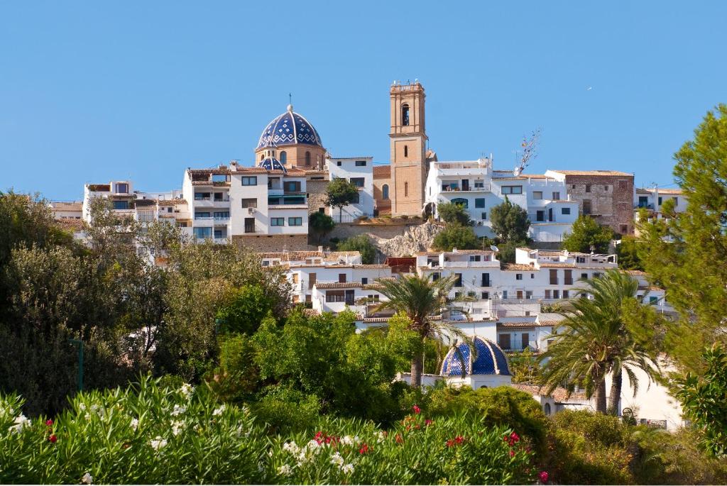 vista su una città con edifici e alberi di Gran H La Marina ad Altea