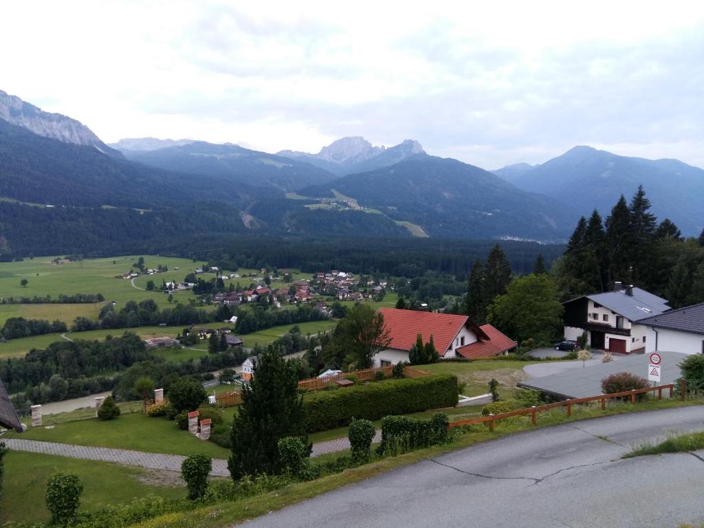 eine kleine Stadt in einem Tal mit Bergen im Hintergrund in der Unterkunft Comfort and Views in Hermagor