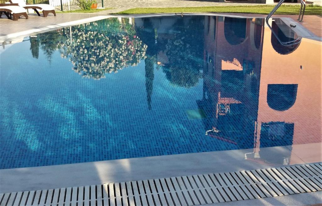 Bazén v ubytování Ziogas Luxury Apartments nebo v jeho okolí