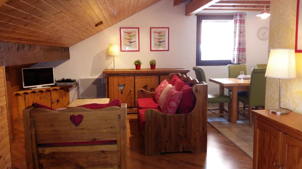 uma sala de estar com mobiliário em madeira e uma sala de jantar em Lou Veno em Les Deux Alpes