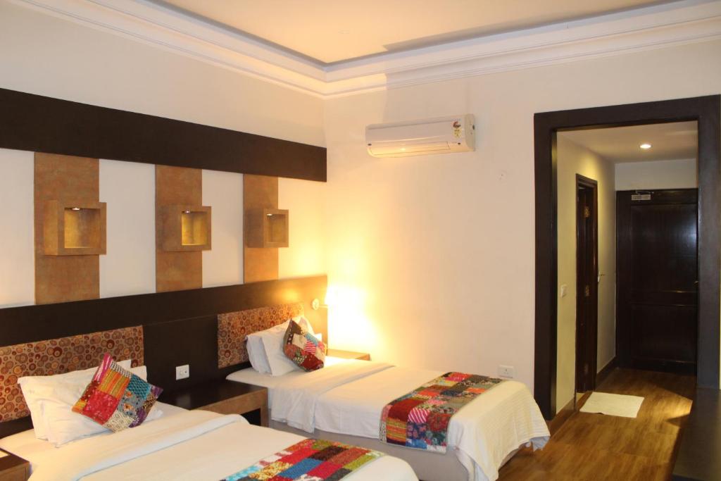Postel nebo postele na pokoji v ubytování Hotel H R Palace