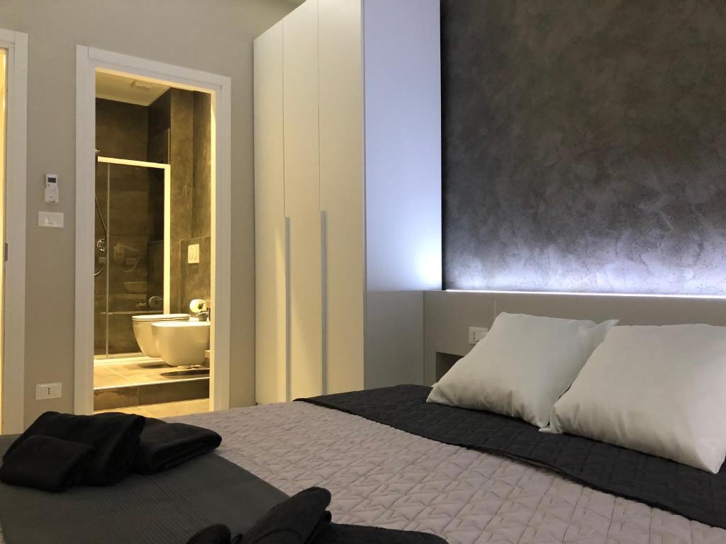 Łóżko lub łóżka w pokoju w obiekcie Turin Central Rooms