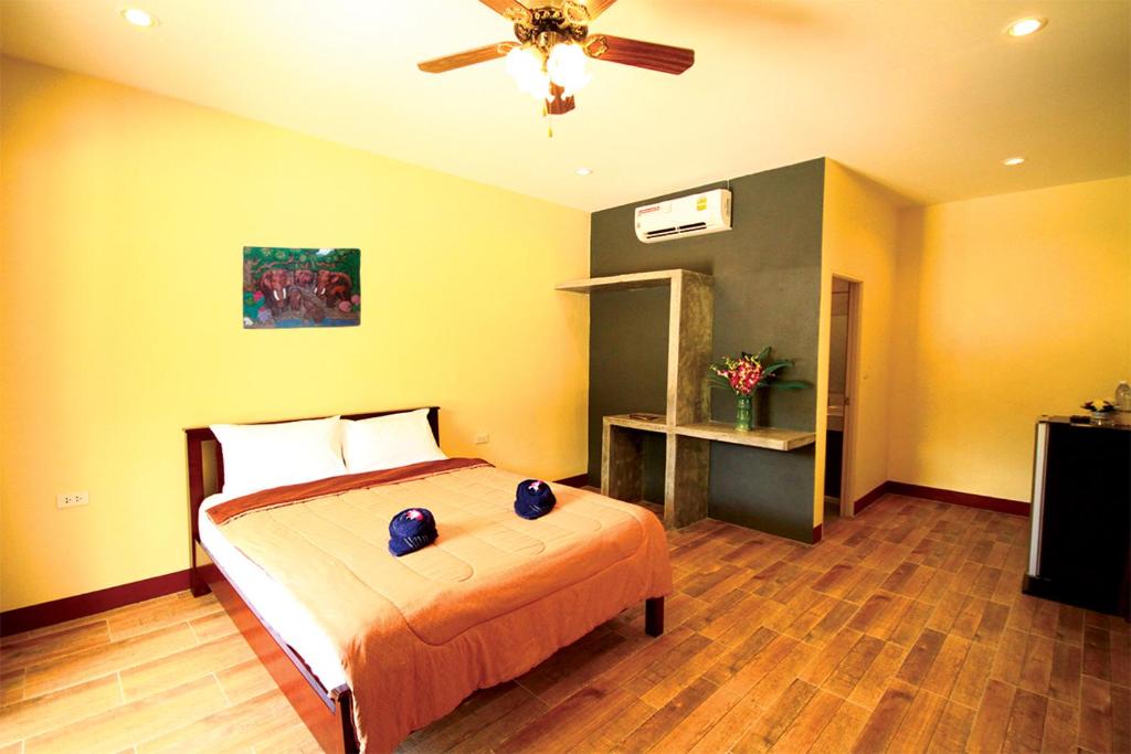 1 dormitorio con 1 cama y ventilador de techo en AddJitResort aonang - SHA Extra Plus, en Ao Nang Beach