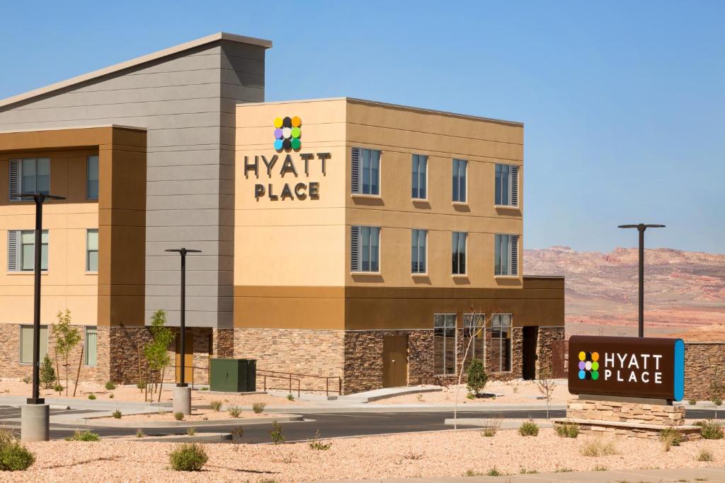 Un hôtel hyatt dans le désert dans l'établissement Hyatt Place Page Lake Powell, à Page