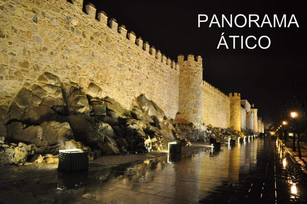 un antiguo castillo de noche con las palabras África panorámica en Panorama Ático en Avila