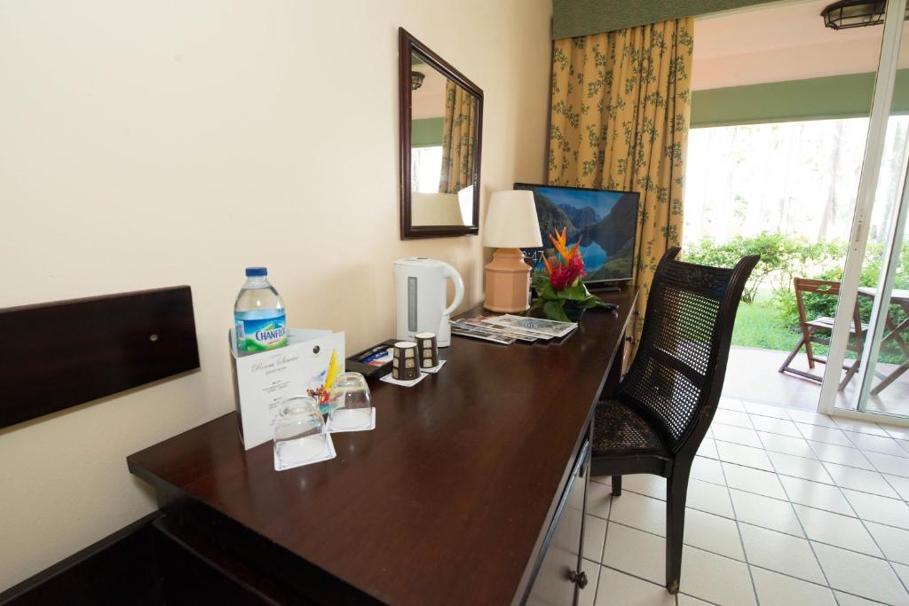 TV in/ali zabaviščno središče v nastanitvi Hotel Bakoua Martinique