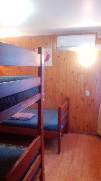 Postel nebo postele na pokoji v ubytování Apart-Hotel Colonia-Königsberg ESTACIONAMIENTO Deptos Completos Ubicado En El Centro De Valdivia AIRE ACONDICIONADO