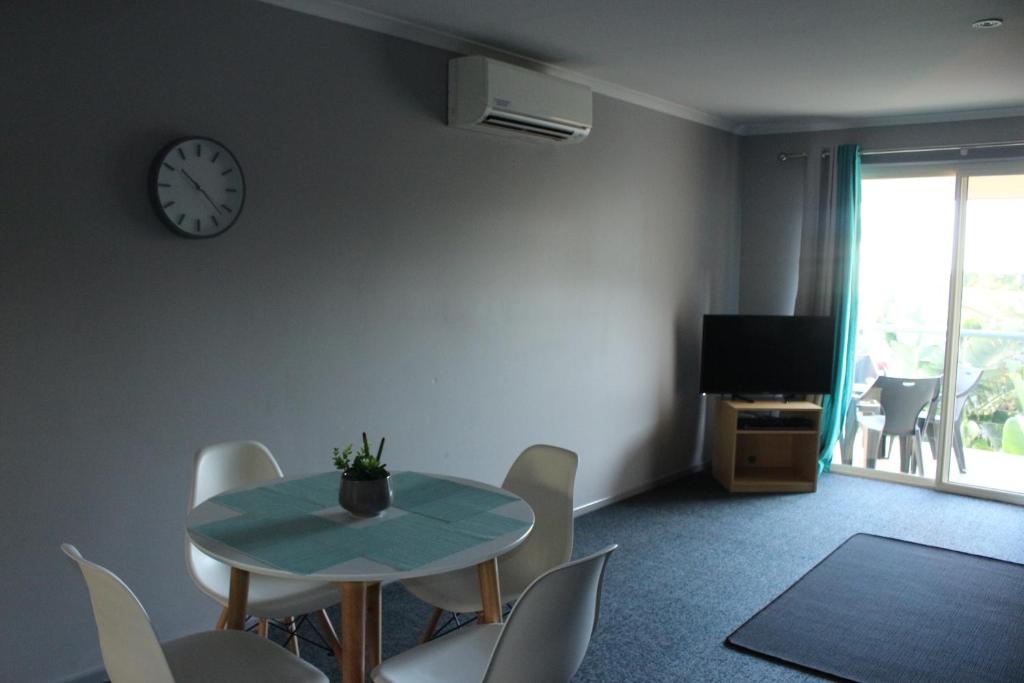 TV a/nebo společenská místnost v ubytování Aqualuna Apartments