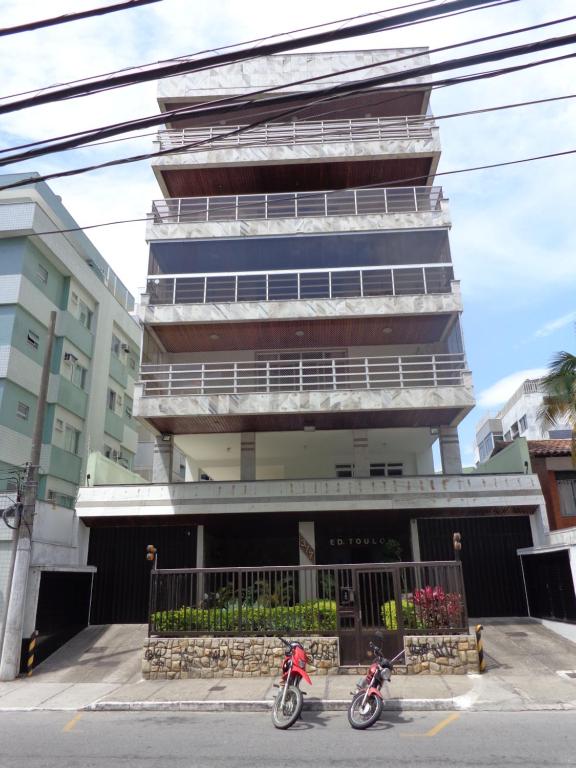 two motorcycles parked in front of a building at Sinta-se em casa na praia do Forte in Cabo Frio