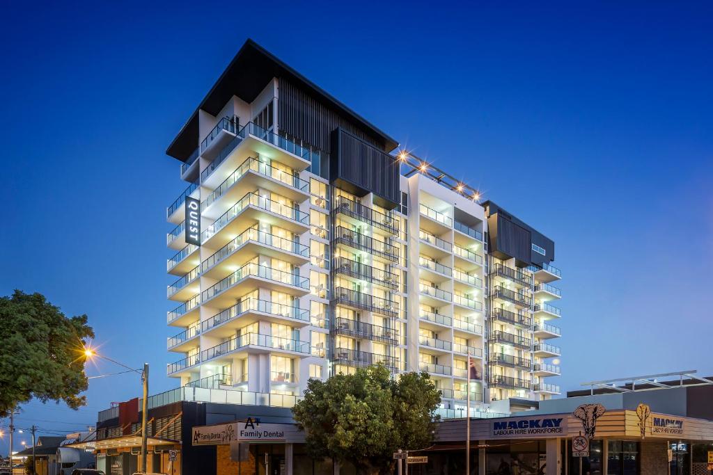 een groot gebouw met lichten aan de zijkant bij Quest Mackay on Gordon in Mackay