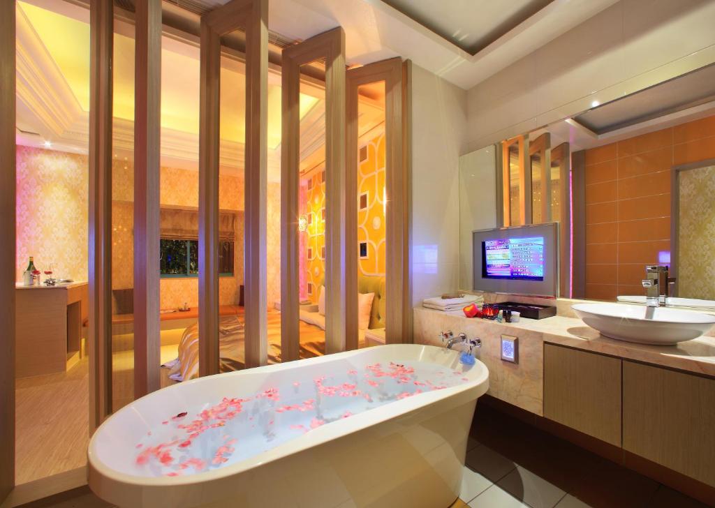 Roman Vacation Motel - Deluxe Double Room With Bath