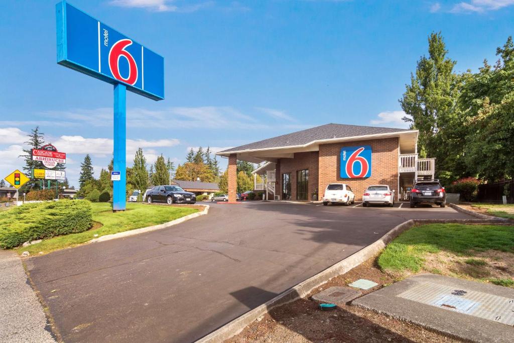 um posto de gasolina com um sinal em frente em Motel 6-Vancouver, WA em Vancouver